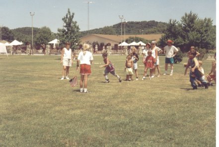 holidayislandkids2.jpg (33335 bytes)